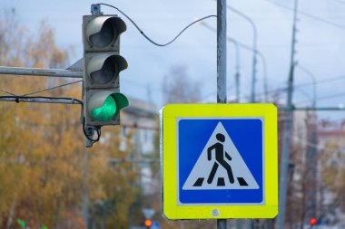 Yeşil ışığı olan eski trafik lambası