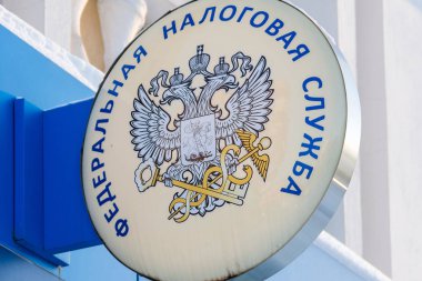 Üzerinde Rusya Federasyonu 'nun vergi dairesinin logosu olan lamba.