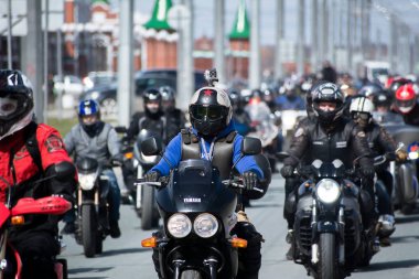 Konvoydaki motosikletli Yamaha..