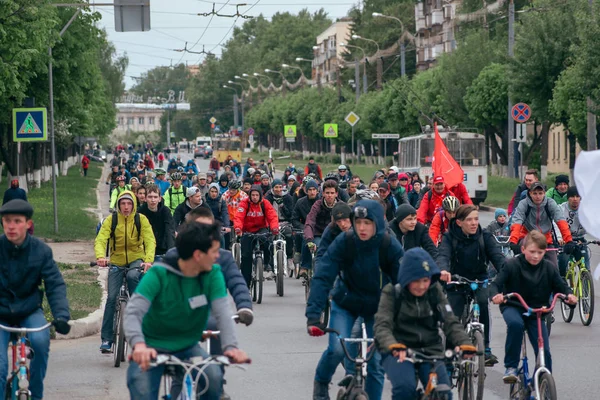 Gran grupo de ciclistas que se mueven por la calle . — Foto de Stock