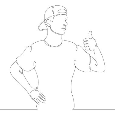 Beyzbol şapkalı genç adam baş parmağını gösteriyor.