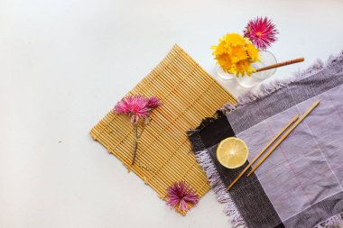 Bir paspas, limon, beyaz bir yüzey üzerinde ekinezya