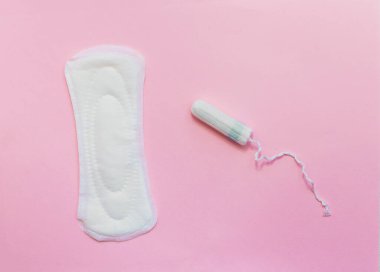 Pembe arka planda uzanan ve tampon.