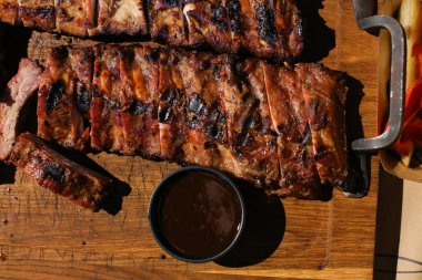 Kaburga. Izgara domuz pirzolası. Ahşap bir tahtanın üzerinde.