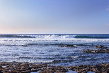 Günbatımında kayalar üzerine çökmesini okyanus dalgaları