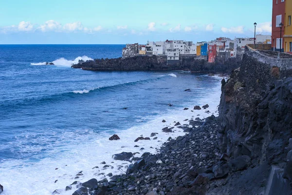 Ocean waves crashing onto the rocks — Stock Photo, Image