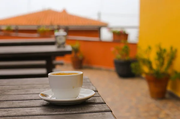 Cup of coffee on a wooden table — Stock Photo, Image