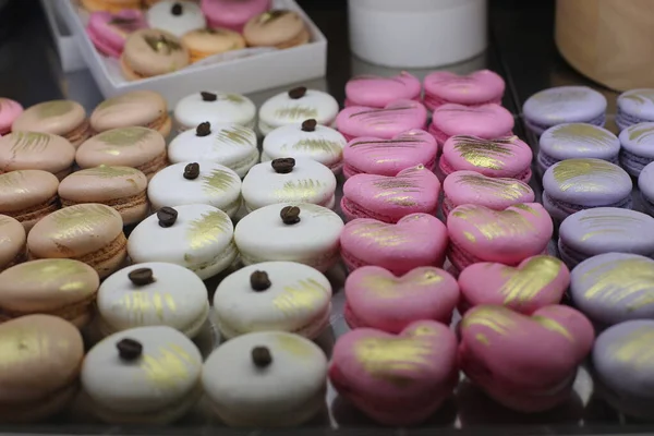 Konditorei Mit Verschiedenen Donuts Muffins Creme Brulee Kuchen Mit Früchten — Stockfoto