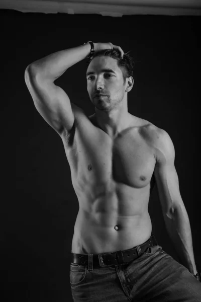 Černobílé Studio Natáčení Silného Atletického Muže Tmavém Pozadí Sexy Tělo — Stock fotografie