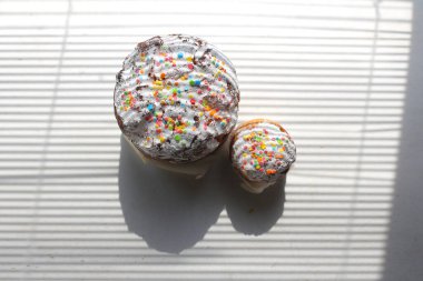 Beyaz arkaplanda izole edilmiş Paskalya pastası