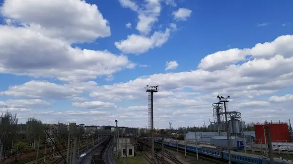 Una linea di vagoni cisterna ferroviari. Zona industriale. carri vuoti. Punto in alto — Foto Stock