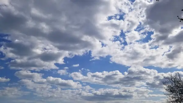 Belle plage avec sable blanc, eau de mer turquoise et ciel bleu avec nuages par temps ensoleillé . — Photo