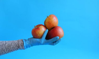 Kadın eli kırmızı elmayı tutuyor. Organik yiyecekler