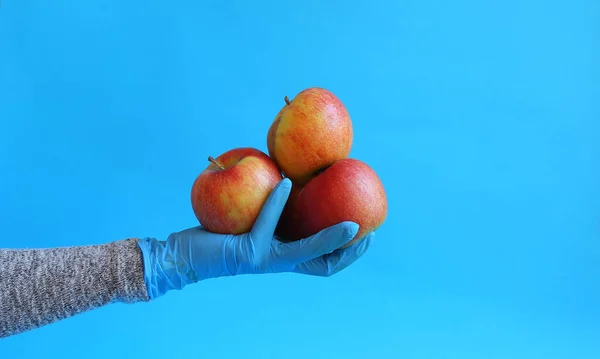 Mano Mujer Sostiene Manzana Roja Alimentos Ecológicos — Foto de Stock