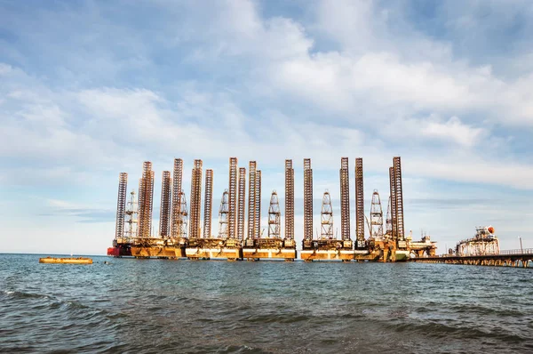 Övergivna Oljeplattformar Havet — Stockfoto