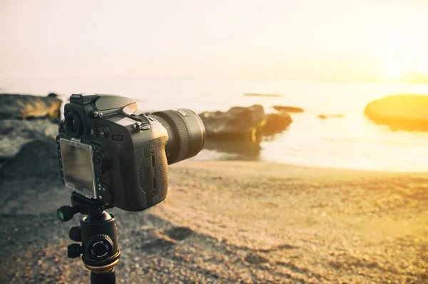 Fotoaparát Stativ Fotografování Východ Slunce Břehu Moře — Stock fotografie