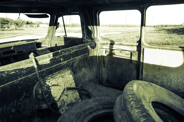 Widok Wewnątrz Opuszczonych Minibusy Retro Stonowanych Zdjęcie — Zdjęcie stockowe