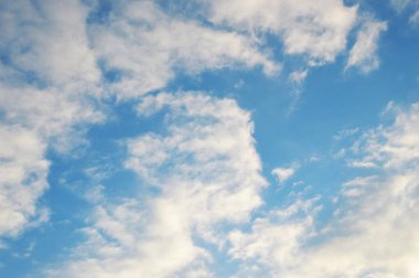 Mavi gökyüzündeki bulutlar 