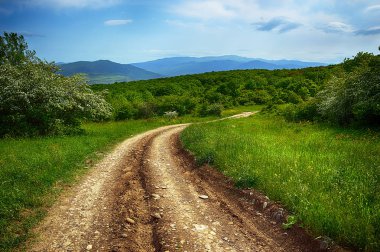 Dağlardaki köy yolu.