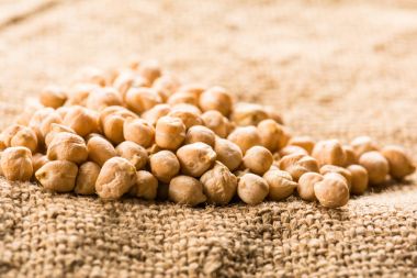 Çul üzerinde çiğ nohut