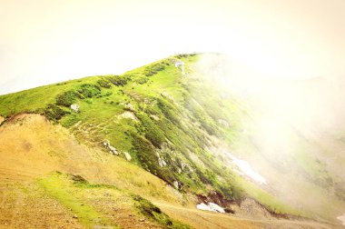 Dağ, tonda fotoğraf siste görünümünü