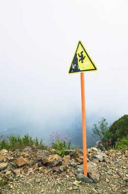 Sarp uçurum, hillside tabelada uyarı