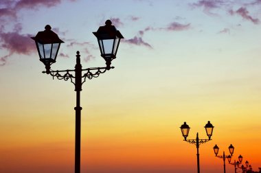 Günbatımı fenerler siluetleri