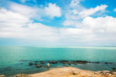 Bir vahşi beach - kayalık sahil göster
