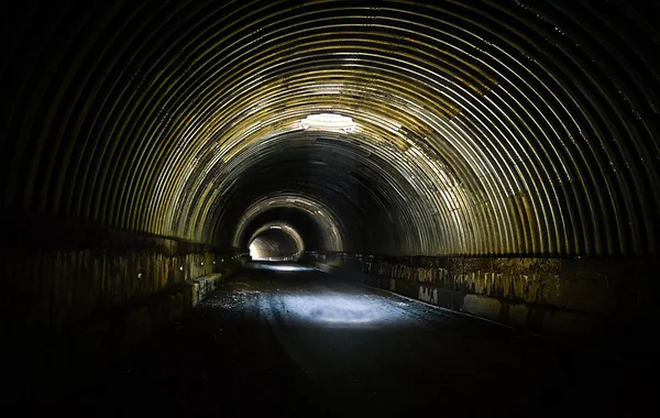 Raggi Del Sole Nel Vecchio Tunnel — Foto Stock