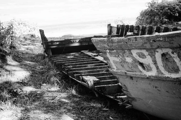 Разрушенная Лодка Берегу Моря — стоковое фото