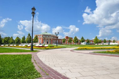 Moskova, Tsaritsyno Parkı. Park girişine yakın Bina Yönetim