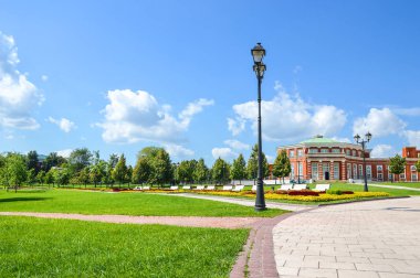 Moskova, Tsaritsyno Parkı. Park girişine yakın Bina Yönetim