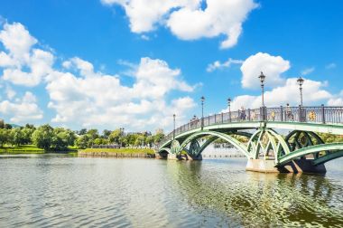 Gölet üzerinde Tsaritsyno, Moskova, kemer köprü