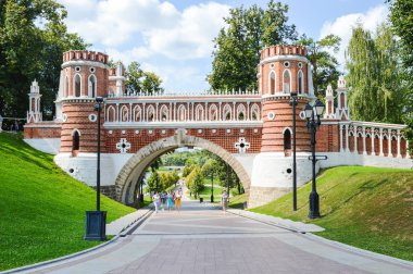 Moskova, Rusya - 11 Ağustos 2016. Müze-rezerv Tsaritsyno Bridge'de şekil