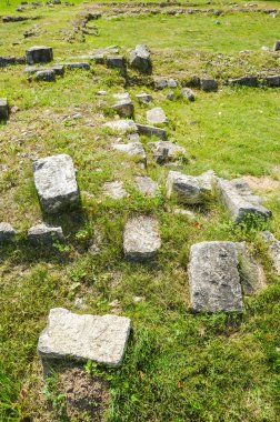 Antik yapıların kalıntıları