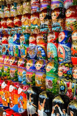 Geleneksel Rus renkli matryoshka üzerinde sergi Fuar