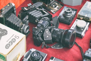 Moskova, Rusya - 19 Ağustos 2016. Vintage film kameraları sergi Fuar üzerinde kapaklı