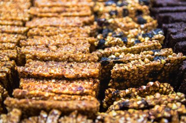 Ham sağlıklı tatlı tarihleri ve fındık - gozinaki el yapımı