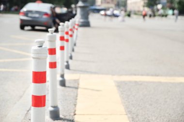 Yolda koruyucu bariyerleri