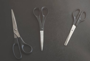 Karanlık bir arka plan için ileti örneği makaslar