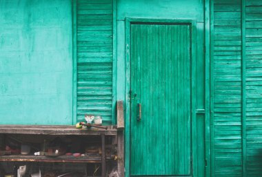 Araçlar ve iş için ahşap masa ile eski Mavi kulübe