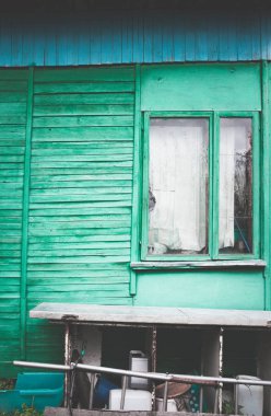 Araçlar ve iş için ahşap masa ile eski Mavi kulübe