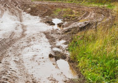 Off-Road yağmur sonrası, kırsal köy yolunda kirli