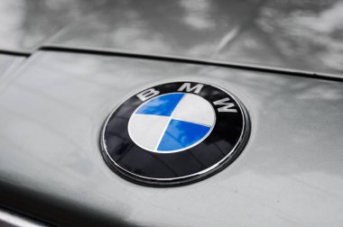 Moskova, Rusya - 21 Mayıs 2017. Eski model araba BMW logo