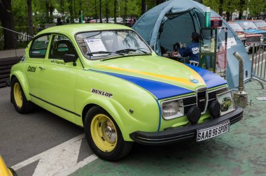 Moskova, Rusya - 21 Mayıs 2017. Retro araba Sokolniki park exhibion göster. Saab 96 spor değişiklik