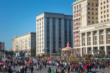 Moskova, Rusya - 25 Eylül 2017. Manezhnaya Meydanı, merkezi yer ve Moskova kalbinde