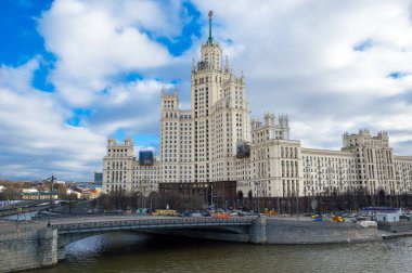 Moskova, Rusya - 26 Şubat 2017. Kotelnicheskaya dolgu sanayi - yedi Stalinist gökdelenler
