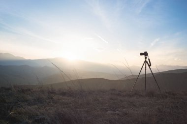 Kamera çekim bir dağ manzarası bir üçayağa monte