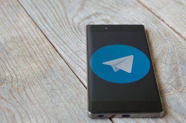 Moskova, Rusya, 17 Nisan 2018. Kutsal kişilerin resmi üstünde belgili tanımlık smartphone perde popüler Messenger telgraf.