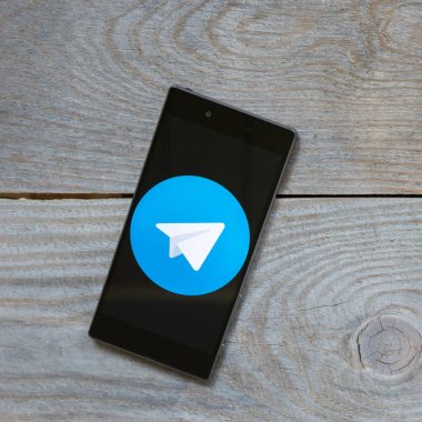 Moskova, Rusya, 17 Nisan 2018. Kutsal kişilerin resmi üstünde belgili tanımlık smartphone perde popüler Messenger telgraf.